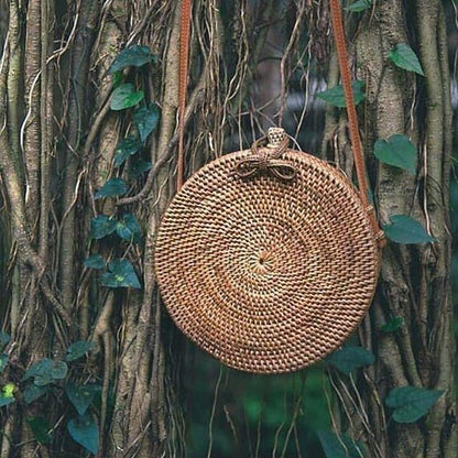 Ručně vyráběná ratanová taška na ostrově Bali