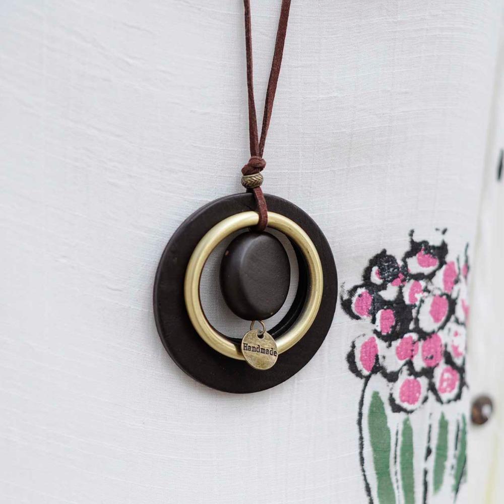Collier pendentif cercle en bois fait main noir Buddha Trends