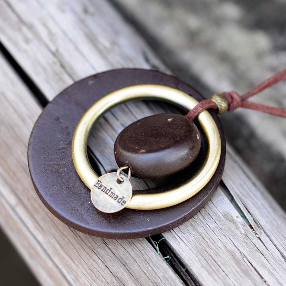 Collier pendentif cercle en bois fait main brun Buddha Trends