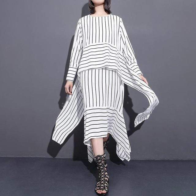 Kopertowa sukienka midi w czarno-białe paski | Millenialsi