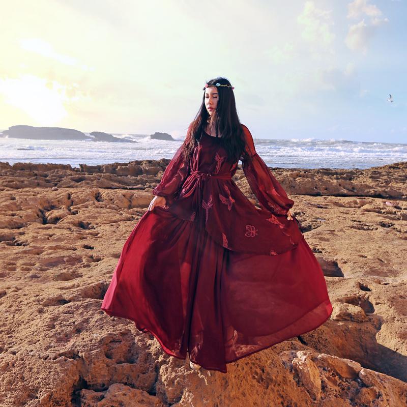 فستان بوذا تريندز فستان طويل بوهيمي أحمر بأكمام فانوس وتطريز فراشة | ماندالا