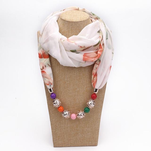 Buddha Trends Elizabeth Blumenschal-Halskette aus weißem Chiffon mit Perlen