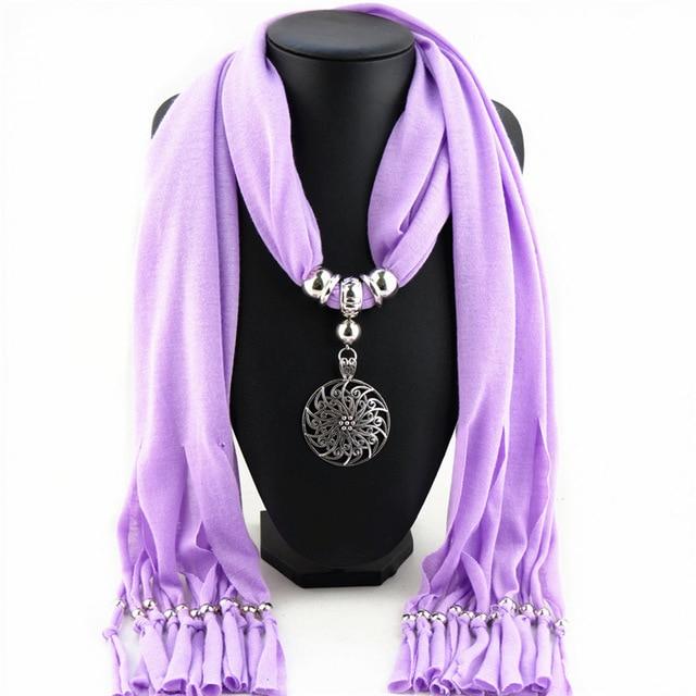 Buddha Trends Collar de bufanda púrpura con flor de círculo hueco morado claro