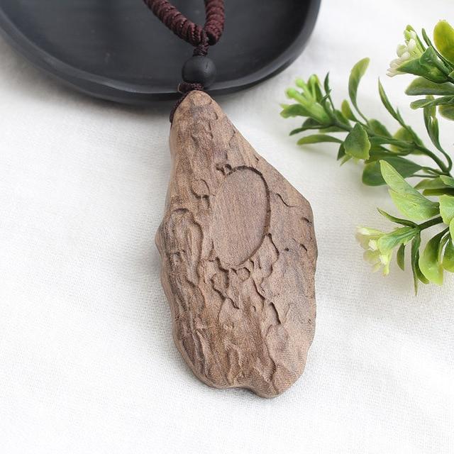 Collier pendentif en bois de santal réglable en pierre ancienne