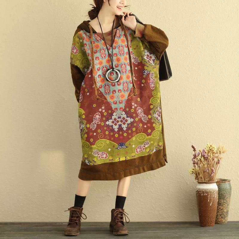 Sukienka sweterkowa z kapturem i plemiennym wzorem