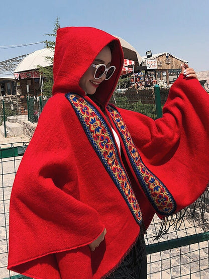 Buddhatrends outerwear Poncho à capuche brodé rouge / rouge Lucy