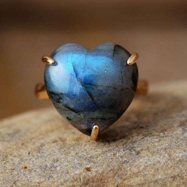Prsten Buddhatrends s možností změny velikosti / labradoritové prsteny s kamenným srdcem Holly Gems